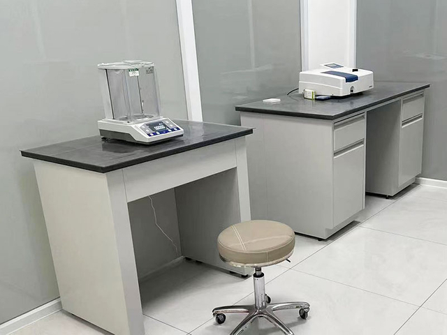 0.01%-analytical-balance-+-721-photometer